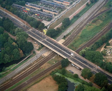 844790 Luchtfoto van het viaduct in de Waterlinieweg over het spooremplacement ter hoogte van het Houtensepad bij de ...